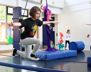 Seiltanzen, Jonglieren, Akrobatik - Im Kölner ZAK dürfen junge Artisten sich erproben. (Bild: Martina Goyert)