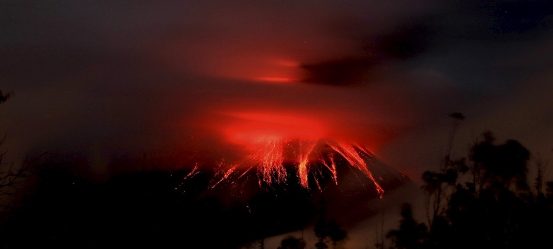 Vulkan spuckt feuerrote Lava