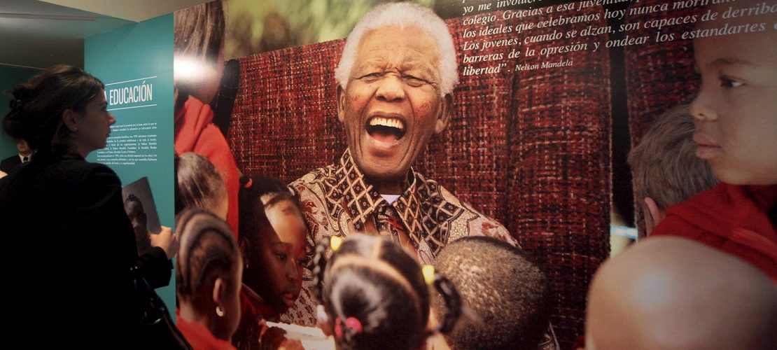 Mittlerweile gibt es Ausstellungen, Bücher und Filme über Nelson Mandela. So berühmt ist er geworden. (Foto: dpa)