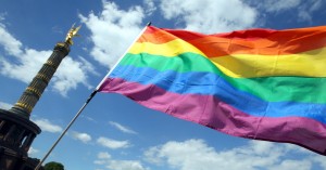 Für eine bunte Gesellschaft: Die Regenbogenfahne ist ein Symbol der Schwulen und Lesben (Bild: dpa)