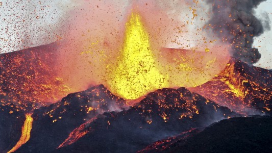 Vulkan spuckt Lava und Asche