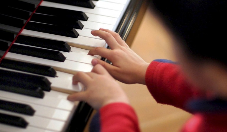 Ein sehr beliebtes Instrument: So lernst du Klavier spielen