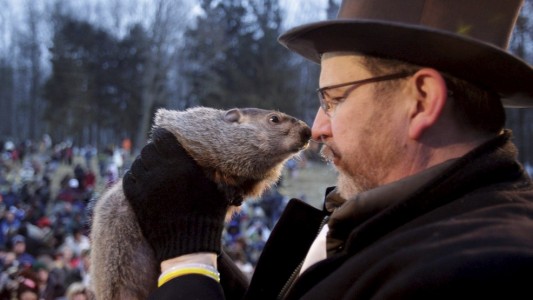 Gerade flüstert Phil dem Chef des Groundhog-Club zu, wann der Winter endet. Das glauben zumindest manche Amerikaner. (Foto: dpa)