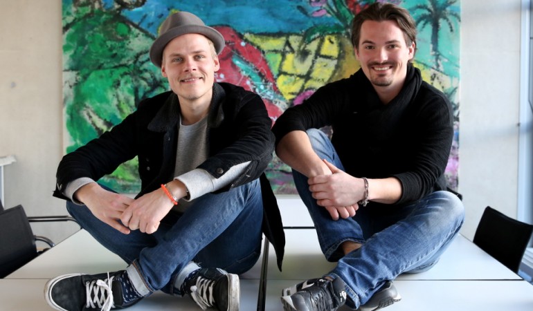 Oliver Niesen (links), Sänger und Gitarrist von Cat Ballou, ist 29 Jahre alt. Dominik Schönenborn spielt Keyboard. Er ist 27 Jahre alt. Für euch erinnern sich die beiden noch einmal an ihre Schulzeit. (Foto: dpa)