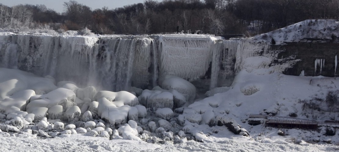 Bis ein Wasserfall gefriert, muss es sehr lange sehr kalt sein. An den Niagara-Fällen passiert das gerade. (Foto: dpa)