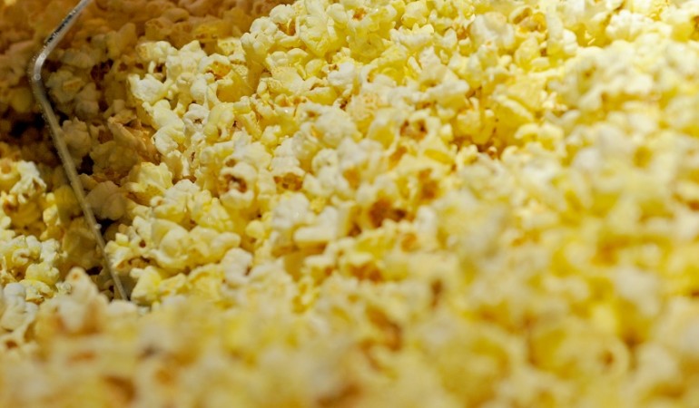 Forscher haben herausgefunden, woher das Geräusch kommt, wenn sich Maiskörner in Popcorn verwandeln. (Foto: dpa)