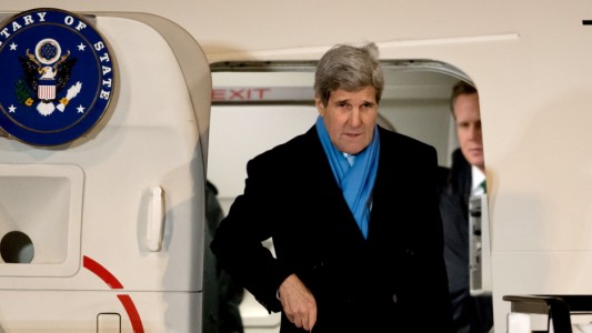 Zur Münchner Sicherheitskonferenz kommen viele wichtige Menschen. Zum Beispiel John Kerry, der Außenminister von den USA. (Foto: dpa)