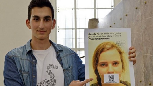 Talha will mit seinen Plakaten Flüchtlingen helfen. (Fotos: Unicef, Völz. privat)