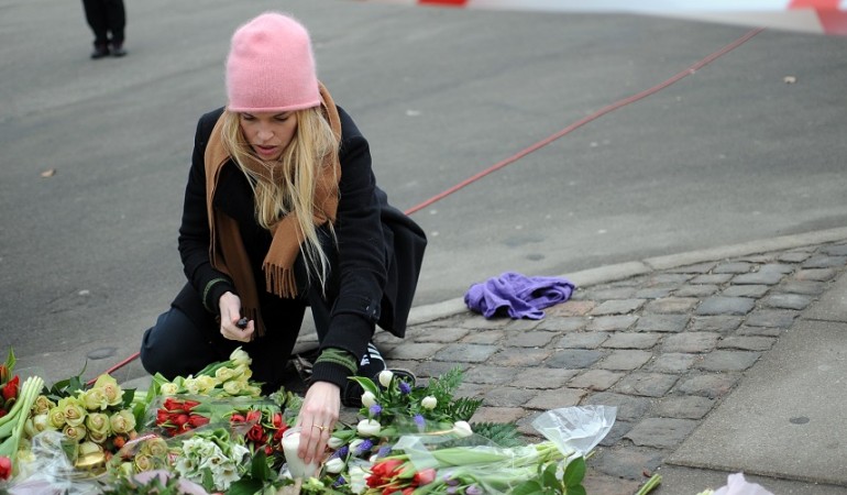 Nach den schlimmen Taten in Kopenhagen legten viele Menschen Blumen nieder oder zündeten Kerzen an. (Foto: dpa)
