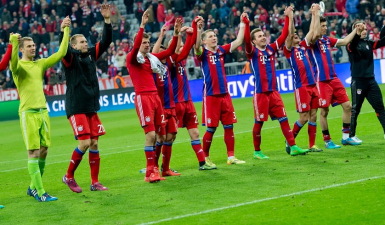 Die Spieler von Bayern München jubelten am Mittwoch ihren Fans zu. (Foto: dpa)