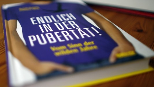 In der Pubertät verändert sich der Körper. Manchmal hilft es auch, in Büchern dazu nachzulesen. (Foto: dpa)
