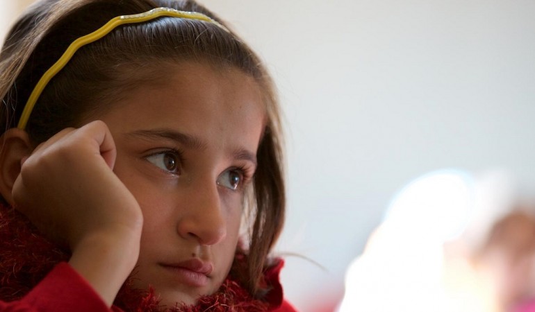 Das ist Safa. Sie ist eine von ganz vielen Kindern, die aus Syrien geflohen sind. Seit fast drei Jahren lebt sie in einem Flüchtlingscamp. (Foto: dpa)