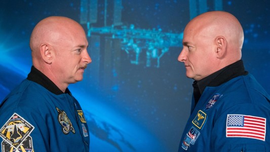 Die Astronauten Mark und Scott Kelly stehen sich gegenüber. Einer der beiden Männer fliegt bald ins Weltall. (Foto: dpa)