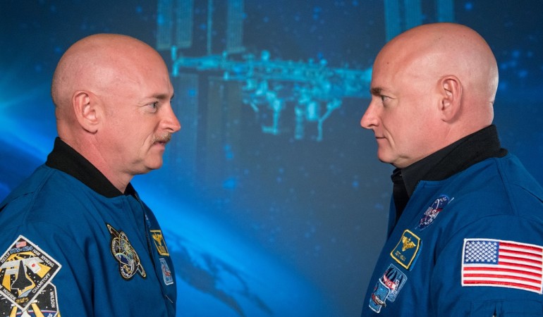 Die Astronauten Mark und Scott Kelly stehen sich gegenüber. Einer der beiden Männer fliegt bald ins Weltall. (Foto: dpa)
