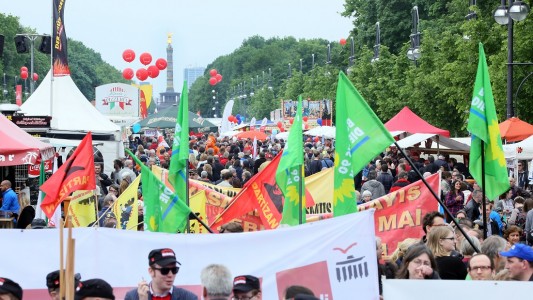 Eine ziemlich bunte Demonstration mit Fahnen und Ballons: Hier sind Menschen am 1. Mai zum Protest auf die Straße gegangen. Das Bild wurde in Berlin aufgenommen. (Foto: dpa)