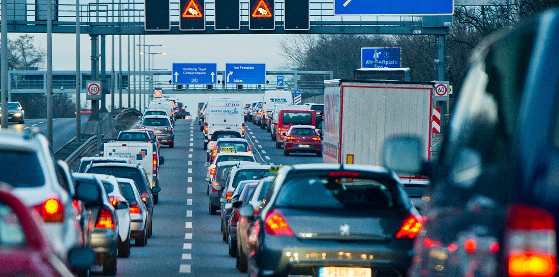 Millionen von Autos sind auf den deutschen Straßen unterwegs. Im nächsten halben Jahr sollen sie mal wieder gezählt werden. (Foto: dpa)