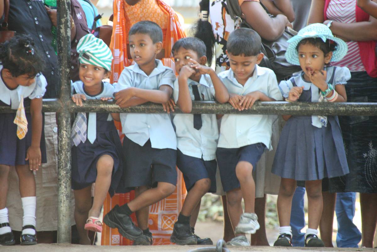 Diese Kinder beobachten die Elefanten. (Foto: Lehnen)