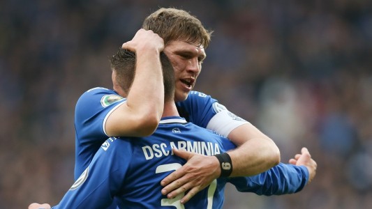 Die Bielefelder Fabian Klos (links) und Christian Müller feiern den Treffer zum 1:0. (Foto: dpa)