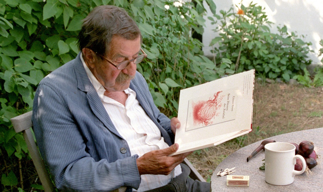 Das ist der Schriftsteller Günter Grass. Hier sitzt er im Garten seines Ferienhauses in dem Land Dänemark. (Foto: dpa)