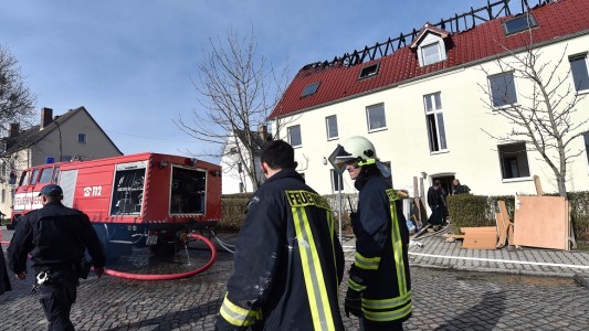 Am Dach sieht man, was das Feuer an dem Haus angerichtet hat. (Foto: dpa)