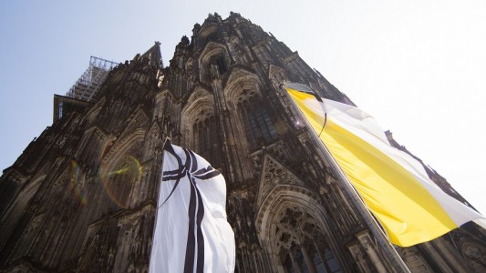 Am Freitag findet im Dom in Köln ein besonderer Trauer-Gottesdienst statt. Dabei wollen Menschen an ihre Freunde oder Verwandten denken, die beim Absturz eines Flugzeuges ums Leben gekommen sind. (Foto: dpa)