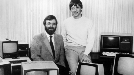 Das sind die beiden Gründer von Microsoft: Bill Gates (rechts) und Paul Allen (links). Das Bild ist schon 34 Jahre alt. Es wurde im Jahr 81 aufgenommen. Da gab es die Computerfirma Microsoft schon ein paar Jahre. (Foto: dpa)
