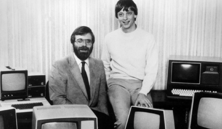 Das sind die beiden Gründer von Microsoft: Bill Gates (rechts) und Paul Allen (links). Das Bild ist schon 34 Jahre alt. Es wurde im Jahr 81 aufgenommen. Da gab es die Computerfirma Microsoft schon ein paar Jahre. (Foto: dpa)