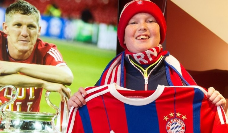 William ist Bayern-Fan. Bald darf er sich ein Spiel seiner Lieblingsmannschaft im Stadion ansehen. (Foto: dpa)