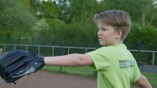 Beim Baseball muss man viele Dinge können: werfen, schlagen, fangen und laufen. Michael trainiert fleißig. (Foto: dpa)
