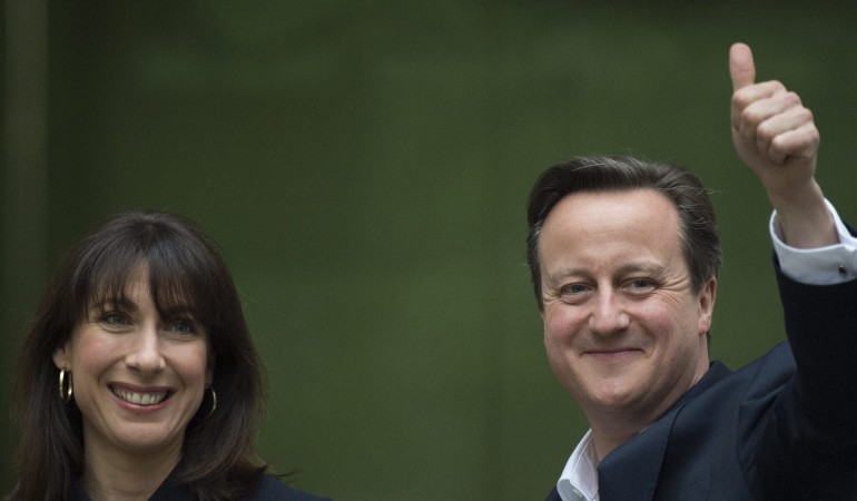 David Cameron hat sich nach der Wahl sehr gefreut. Er bleibt der Premierminister von Großbritannien. Neben David Cameron sieht man seine Frau Samantha. (Foto: dpa)