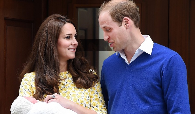 Bald schon nach der Geburt des Babys zeigten Prinz William von Großbritannien und seine Frau Catherine ihr Baby. (Foto: dpa)
