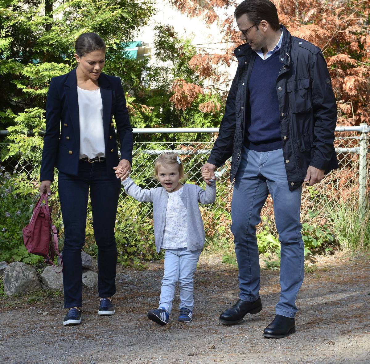 Die kleine Prinzessin Estelle aus Schweden mit ihren Eltern Victoria und Daniel. (Foto: dpa)