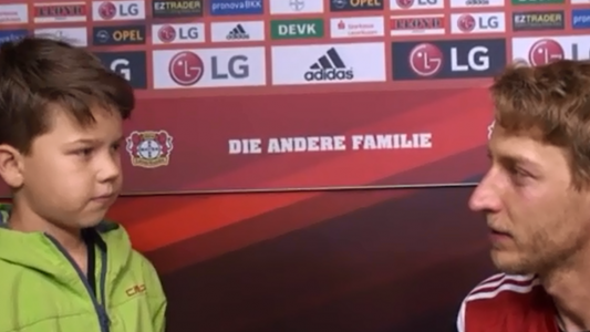 Die Klasse 5 d des Gymnasiums Odenthal hat den Mannschaftsarzt von Bayern 04 getroffen - und gleich auch Spieler interviewt. (Foto: Screenshot)