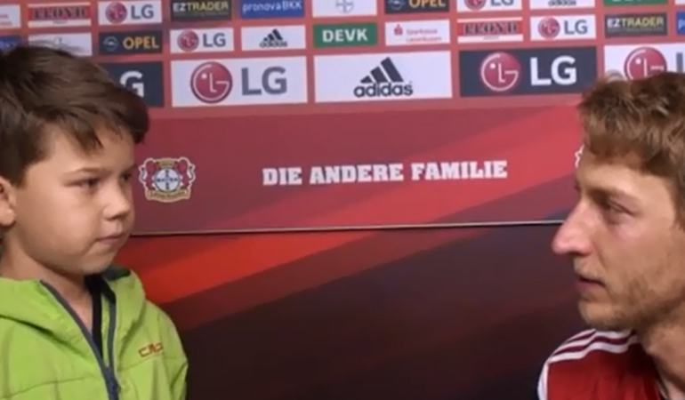 Die Klasse 5 d des Gymnasiums Odenthal hat den Mannschaftsarzt von Bayern 04 getroffen - und gleich auch Spieler interviewt. (Foto: Screenshot)