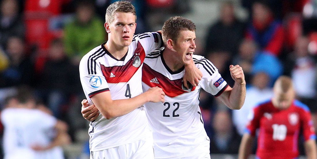 Die deutschen Fußballer dürfen nächstes Jahr bei Olympia mitmachen. Matthias Ginter und Dominique Heintz jubeln! (Foto: dpa)