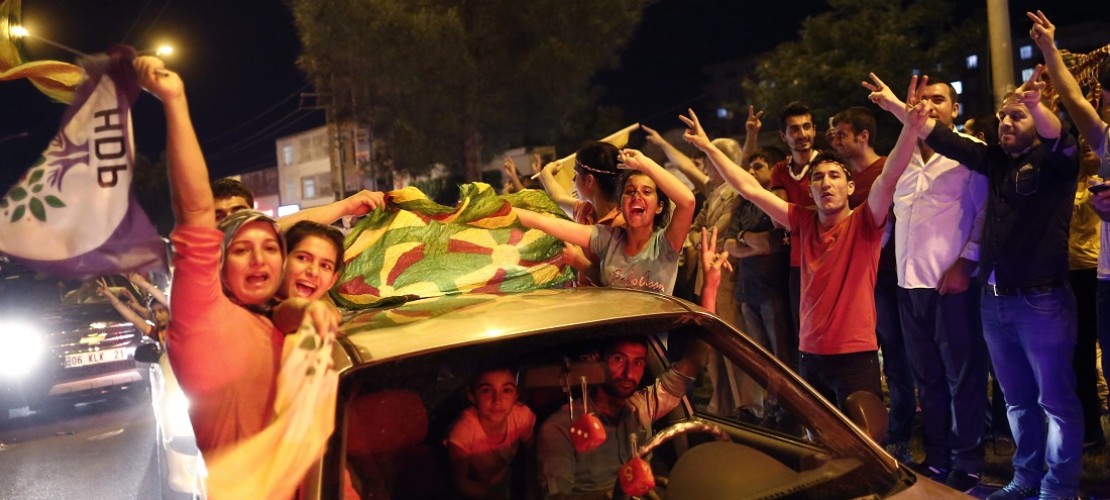 Viele Kurden haben in dem Land Türkei gefeiert, dass die Partei HDP ins Parlament eingezogen ist. (Foto: dpa)