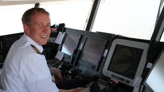 Das ist Patrick Ehnert. Er fährt als Kapitän für FRS Helgoline eine Fähre zwischen Hamburg und Helgoland. „Ich werde zum Glück nicht seekrank, sonst könnte ich diese Arbeit gar nicht machen