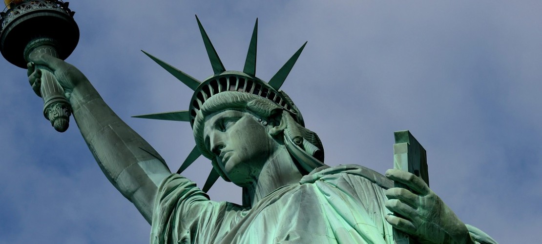 Die Statue steht auf einer kleinen Insel im Hafen der Stadt New York. (Foto: dpa)