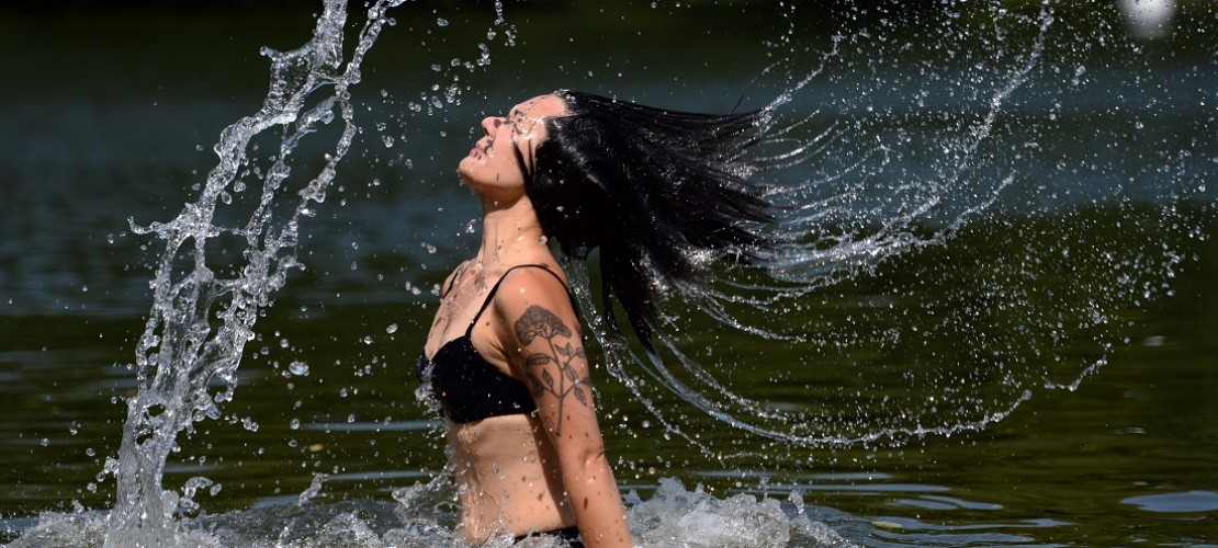 Hier badet Jessica J. Lee in Berlin im Teufelssee. Sie schwimmt bis Mai 2016 jede Woche in einem anderen See. Über ihre Erlebnisse will sie ein Buch schreiben. (Foto: dpa)