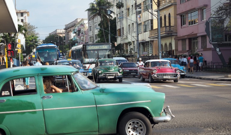 Neuwagen sind in Kuba sehr teuer, deshalb reparieren die Menschen lieber ihre alten Autos. (Foto: dpa)