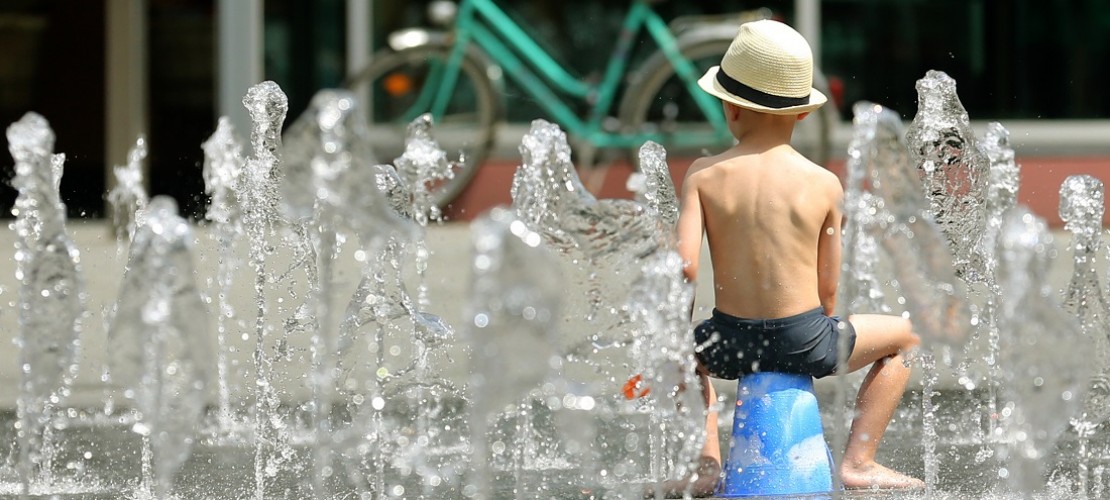 Auch in der Stadt findet man Wasser für eine Abkühlung. (Foto: dpa)