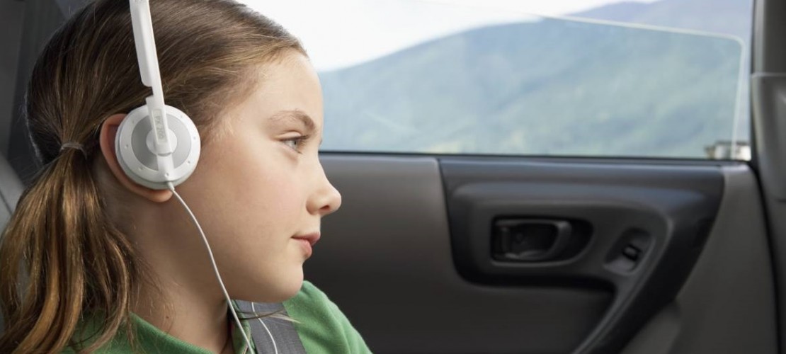 Damit dir auf der Fahrt nicht schlecht wird, solltest du Musik hören, statt zu lesen. (Foto: Thinkstock)