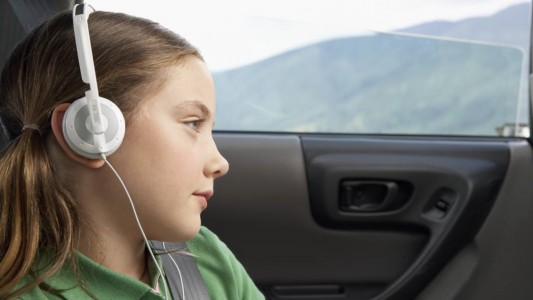 Damit dir auf der Fahrt nicht schlecht wird, solltest du Musik hören, statt zu lesen. (Foto: Thinkstock)