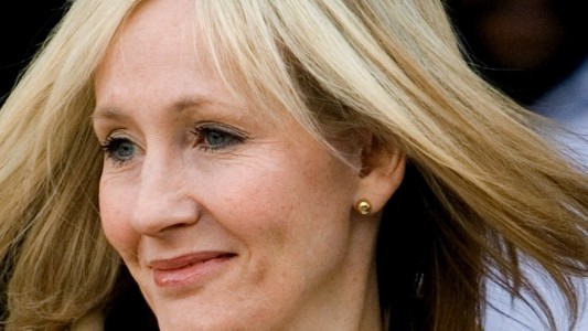 Das ist die Schriftstellerin Joanne K. Rowling. Sie hat Harry Potter erfunden und wir am 31. Juli 215 50 Jahre alt. (Foto: dpa)