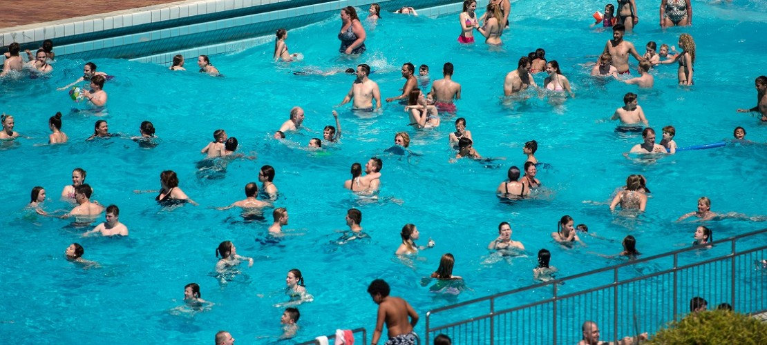Zu dem Trinkwasser im Schwimmbad wird Chlor gegeben, damit das Wasser sauber bleibt. (Foto: dpa)