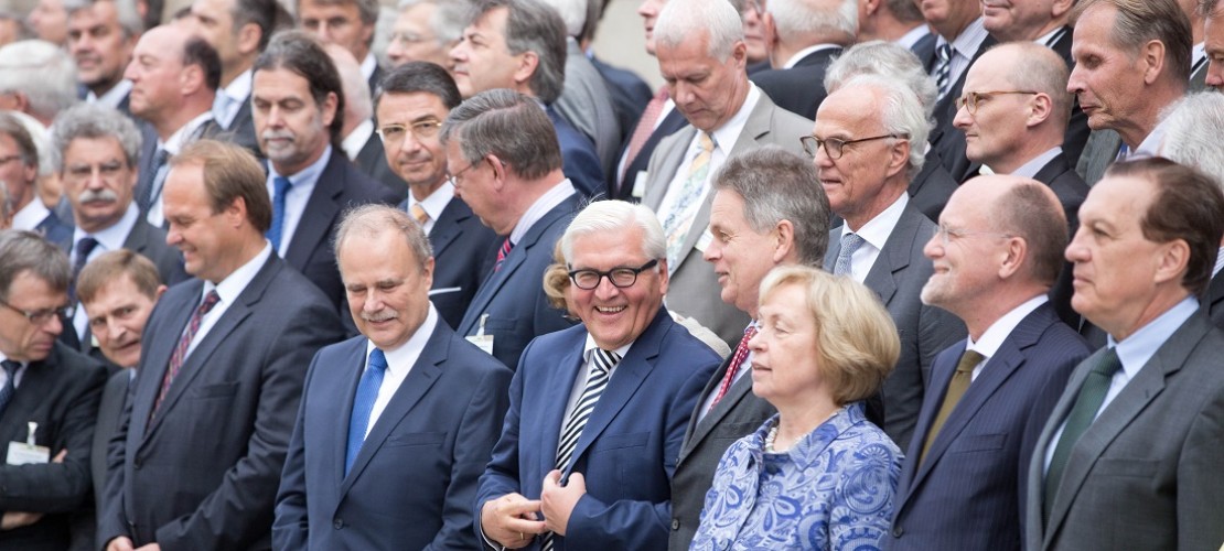 In Berlin treffen sich viele Botschafter gerade zu einer Konferenz. Mit dabei ist auch Bundesaußenminister Frank-Walter Steinmeier. (Foto: dpa)