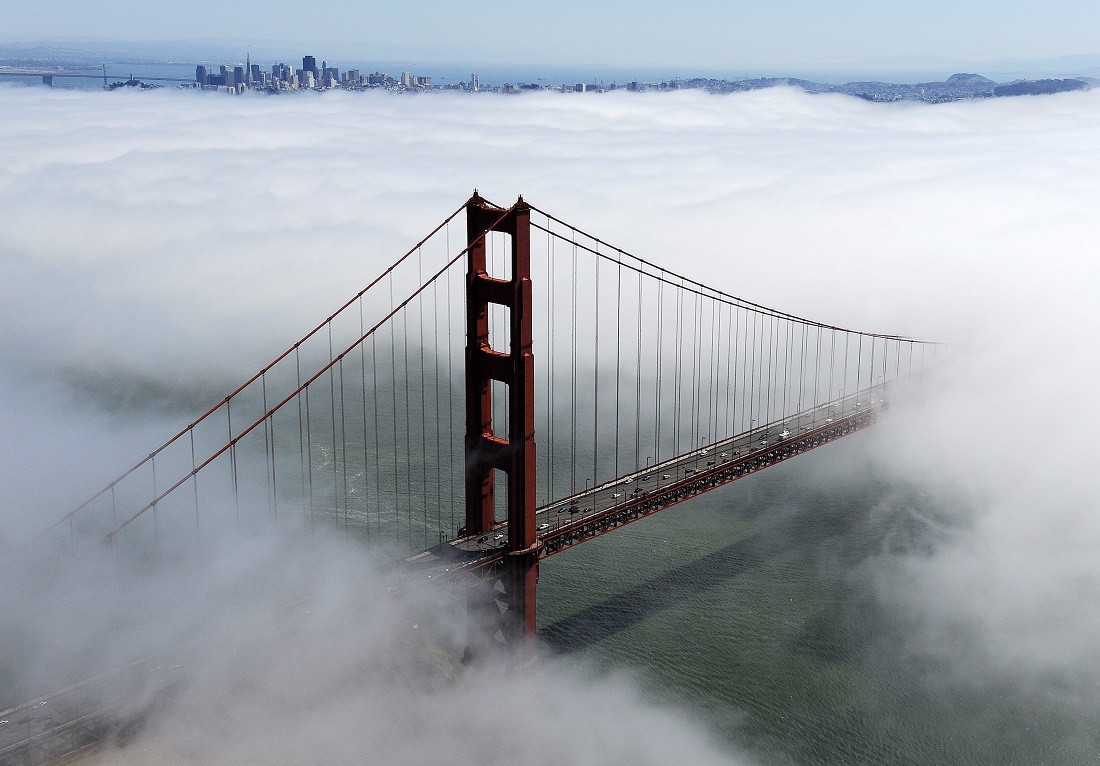 Viele Tage im Jahr ist die Bucht von San Francisco von dichten Nebel-Wolken verhüllt. Wenn Schiffe bei Nebel durch die Bucht fahren, kann es gefährlich werden. Die Pfeiler der Golden Gate Bridge könnten gerammt werden, weil man sie nicht rechtzeitig sieht. Damit das nicht passiert, geben Hörner an der Brücke Warn-Signale. Wenn Nebel aufkommt und sich ein Schiff nähert, dann machen diese Hörner ordentlich Lärm. (Foto: dpa)