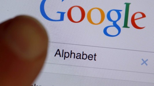 Die Suchmaschine Google und die Werbung sollen bald zu einer großen Über-Firma gehören, die den Namen Alphabet trägt. (Foto: dpa)