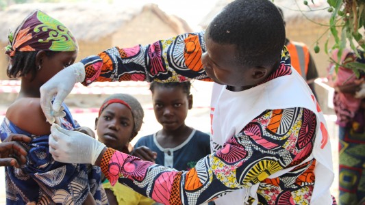 An vielen Orten auf der Welt sind humanitäre Helfer im Einsatz, zum Beispiel hier in dem Land Tschad in Afrika. (Foto: dpa)