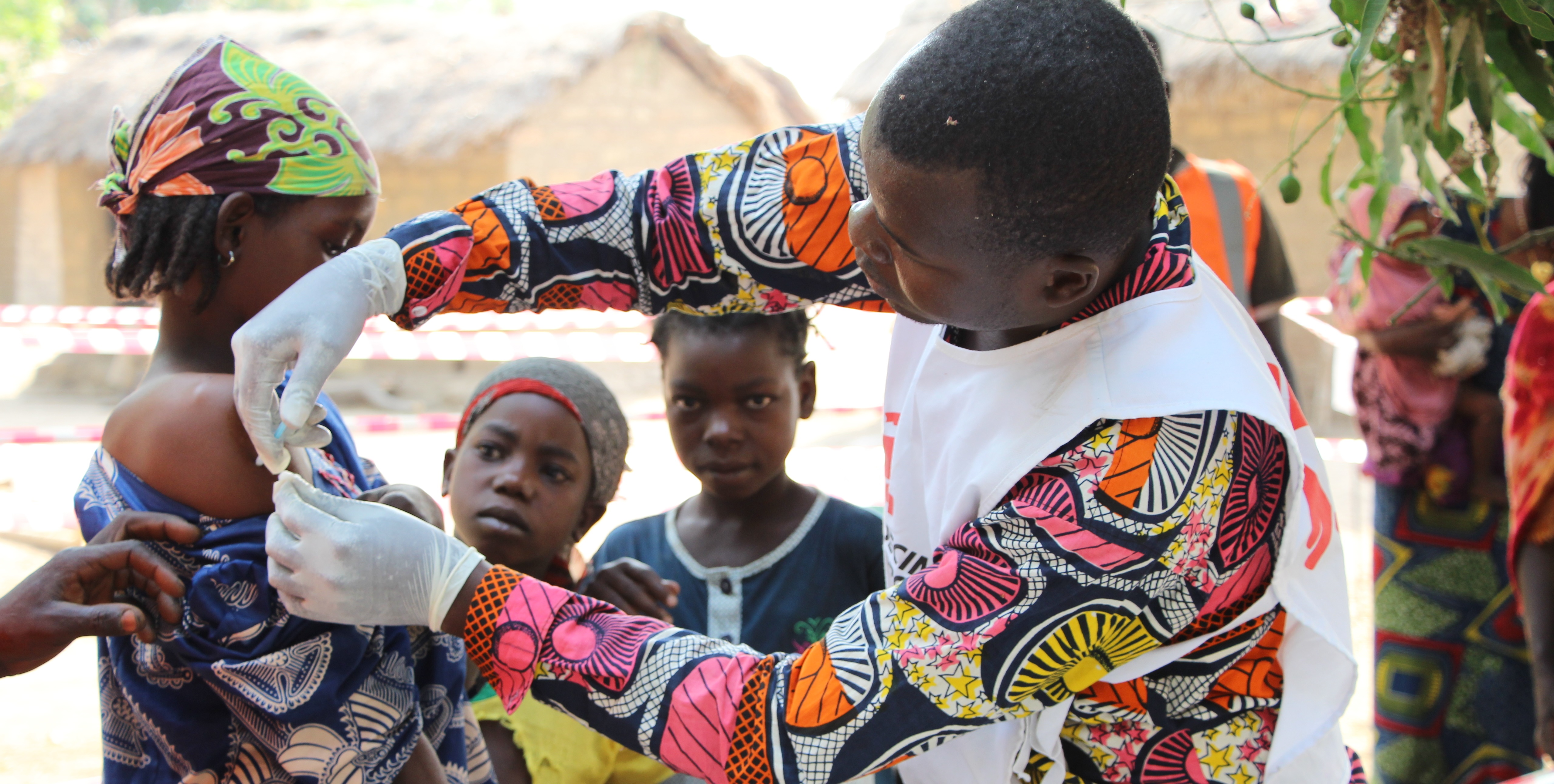 An vielen Orten auf der Welt sind humanitäre Helfer im Einsatz, zum Beispiel hier in dem Land Tschad in Afrika. (Foto: dpa)